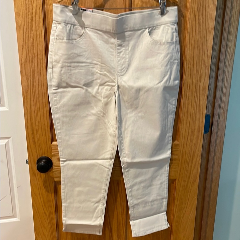 Women’s Gloria Vanderbilt size 16 beige pull on crop length mid rise pants NWT